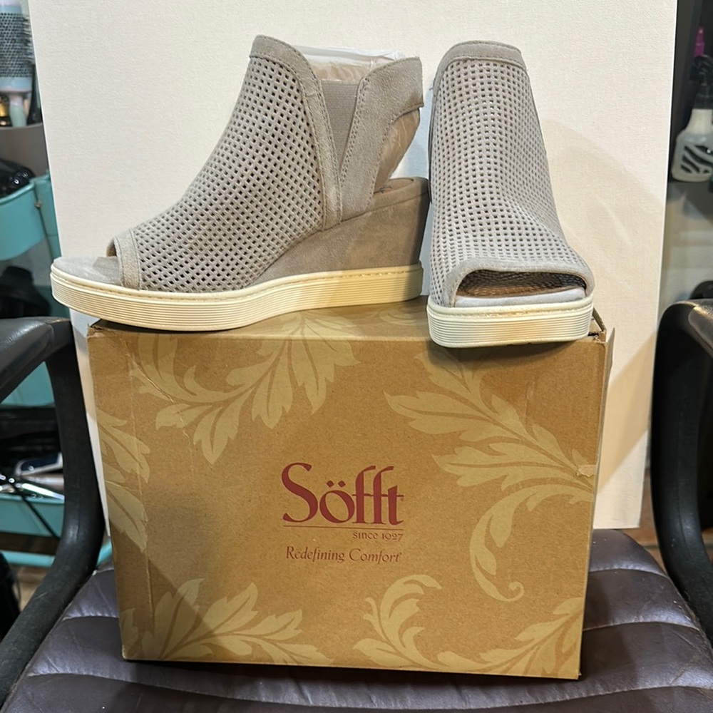New Sofft “Basima” Gray Suede Wedges US 8.5 
Euro 39.5